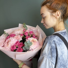 Нежный букет из одноголовой хризантемы и кустовой розы