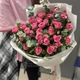 Малиновые кустовые розы букет