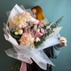 Раскидистый букет с французской розой и экзотической протеей