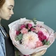 Нежный букет из одноголовой хризантемы и кустовой розы