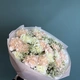 Нежный букет из диантусов и лимониума
