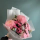 Нежный букет с экзотической протеей, хризантемой и розой кустовой