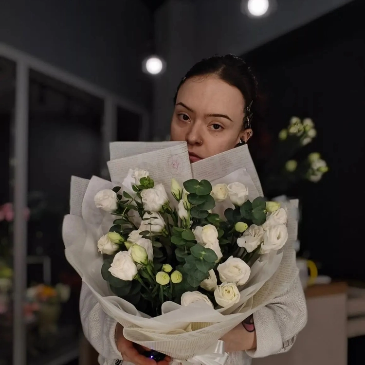 Нежный букет из диантусов, хризантемы и эвкалипта