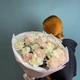Нежный букет из диантусов и лимониума