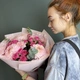 Нежный букет из одноголовой хризантемы и кустовой розы