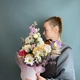 Нежная композиция из диантусов и герберы