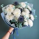 Необычный букет из кустовой хризантемы в голубом цвете