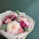 Нежный букет из одноголовой хризантемы и кустовой розы